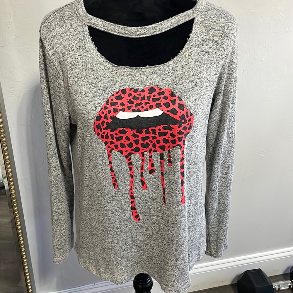 Long sleeve gray with dripping lips